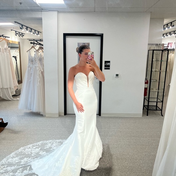 Never Before Worn Elegant White Strapless Wedding Dress! - Picture 1 of 11
